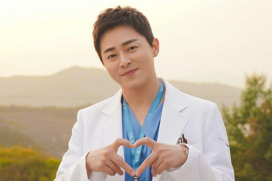 Jo Jung Suk xếp hạng 7 trong BXH. Năm 2021, nam diễn viên đã ghi dấu ấn sâu đậm trong lòng khán giả nhờ nét diễn tự nhiên, chuẩn &quot;chúa hề&quot; khoa ngoại trong bộ phim Hospital Playlist.