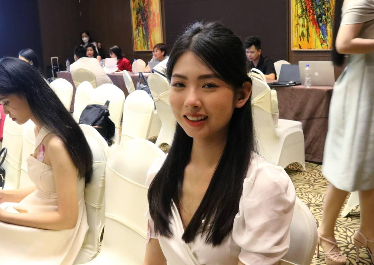 Người đẹp Trần Thị Linh (Hà Nội) bật mí đêm trước đã mất ngủ vì hồi hộp. Người đẹp Trần Thị Linh (Hà Nội) bật mí đêm trước đã mất ngủ vì hồi hộp.