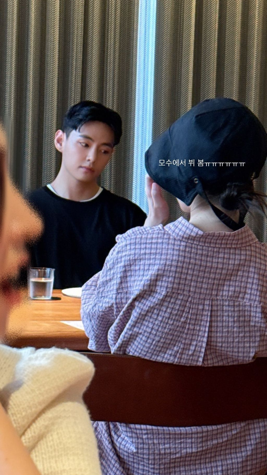 Từ áo đến kiểu tóc của IU vào buổi livestream đều giống với cô gái ngồi đối diện V. Từ áo đến kiểu tóc của IU vào buổi livestream đều giống với cô gái ngồi đối diện V.