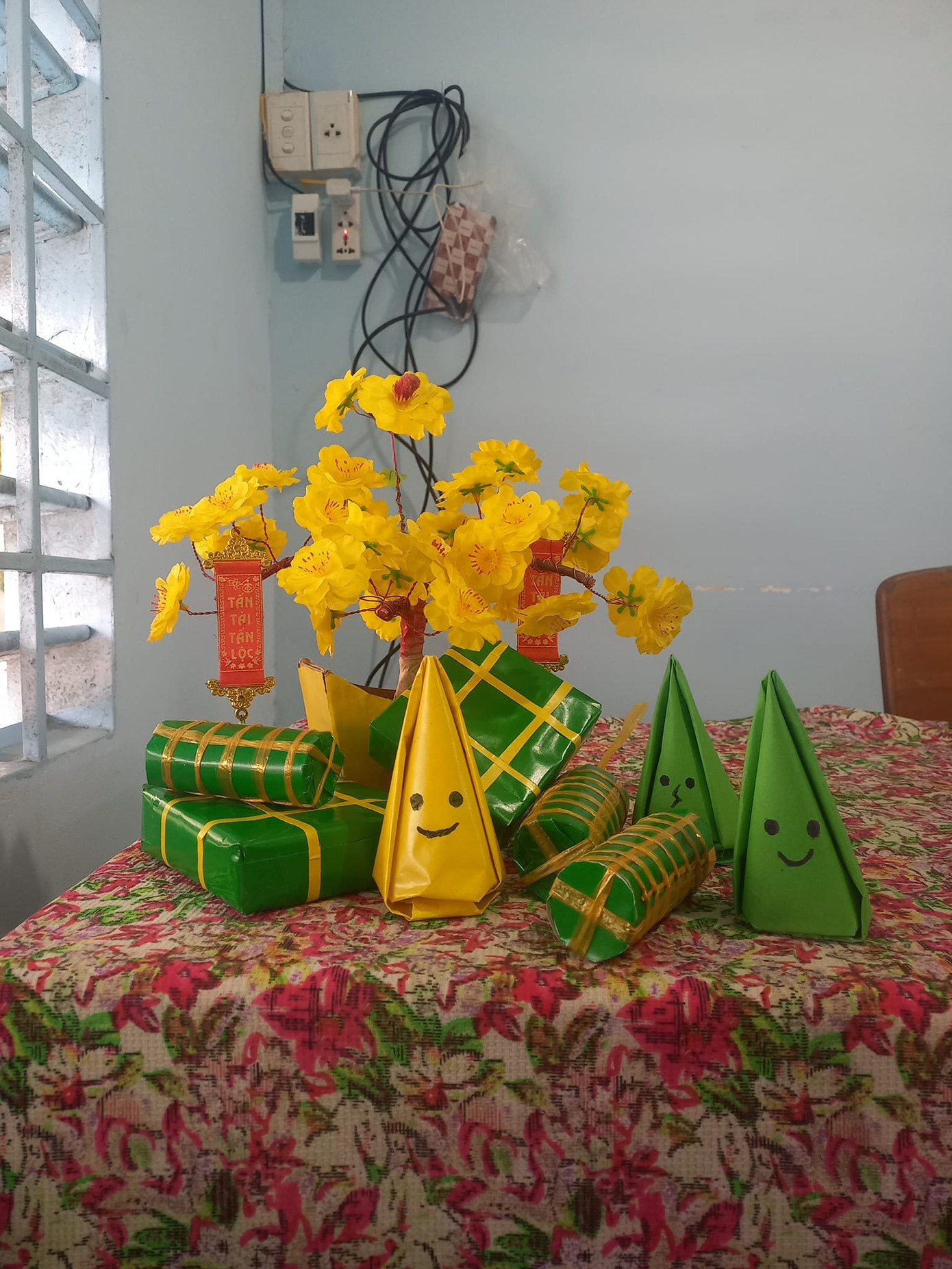 Vẫn là những miếng bìa, tờ giấy màu bình thường nhưng được teen biến hóa thành đủ loại bánh đón Tết. - Ảnh: Yên Bình Vẫn là những miếng bìa, tờ giấy màu bình thường nhưng được teen biến hóa thành đủ loại bánh đón Tết. - Ảnh: Yên Bình