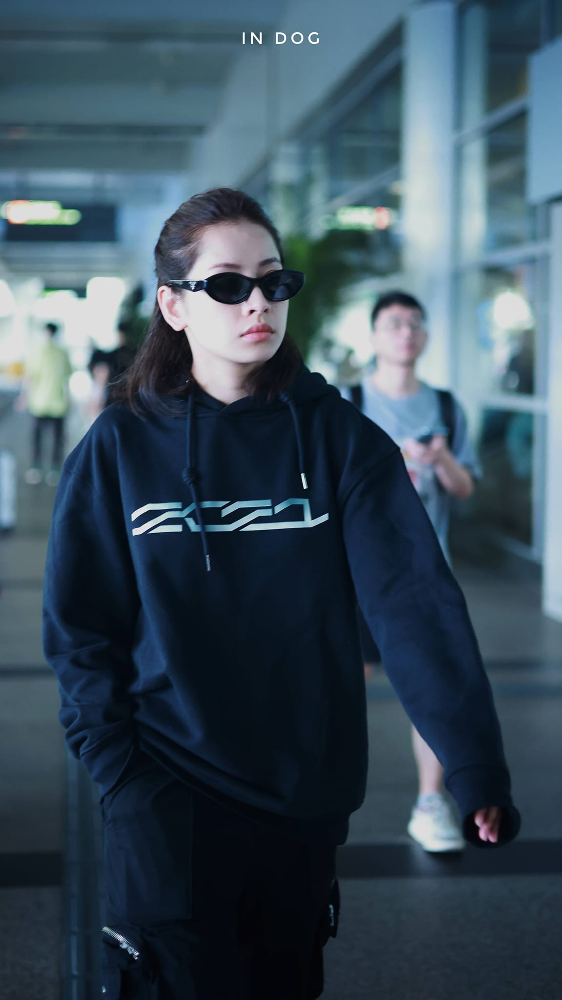 Chi Pu cool ngầu tại sân bay.