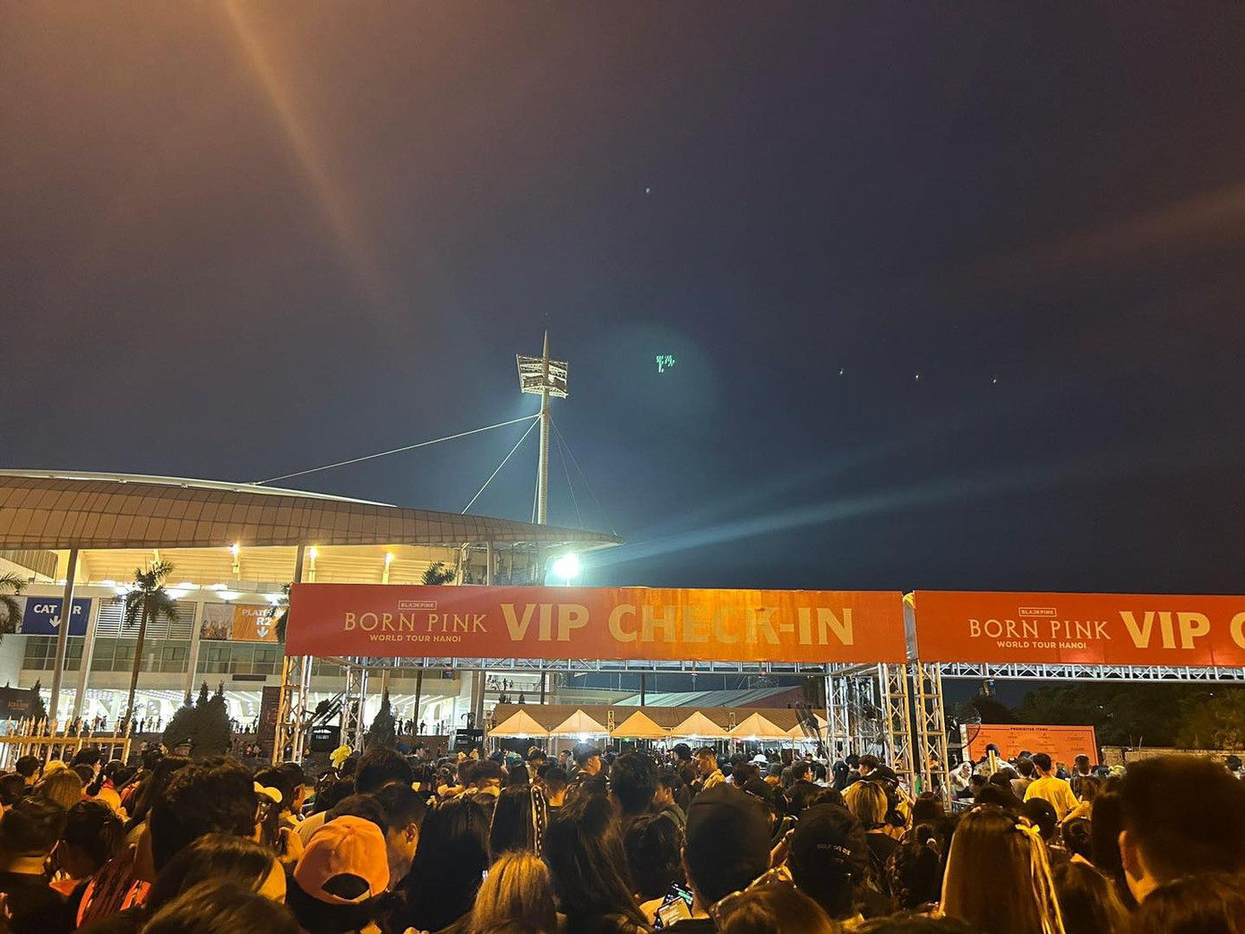 Khán giả xếp hàng dài chờ check-in dù đã đến giờ biểu diễn dự kiến. - Ảnh: Kcrush