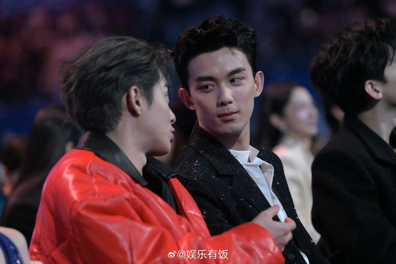 Một bức ảnh đột nhiên khiến người xem rung động từ Vương Hạc Đệ và Ngô Lỗi. Một bức ảnh đột nhiên khiến người xem rung động từ Vương Hạc Đệ và Ngô Lỗi.