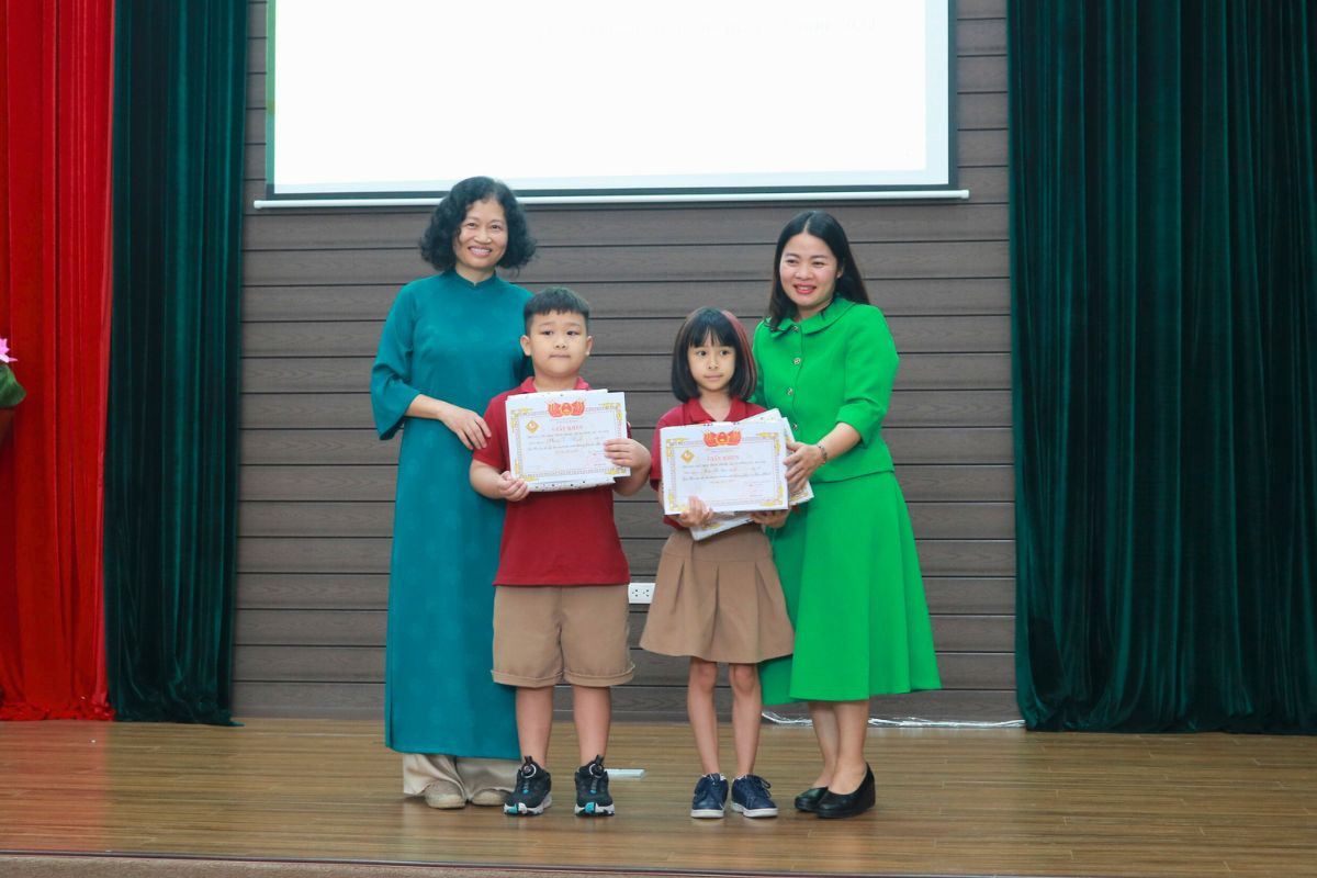 Đại diện các tập thể lớp nhận giải thiết kế video.