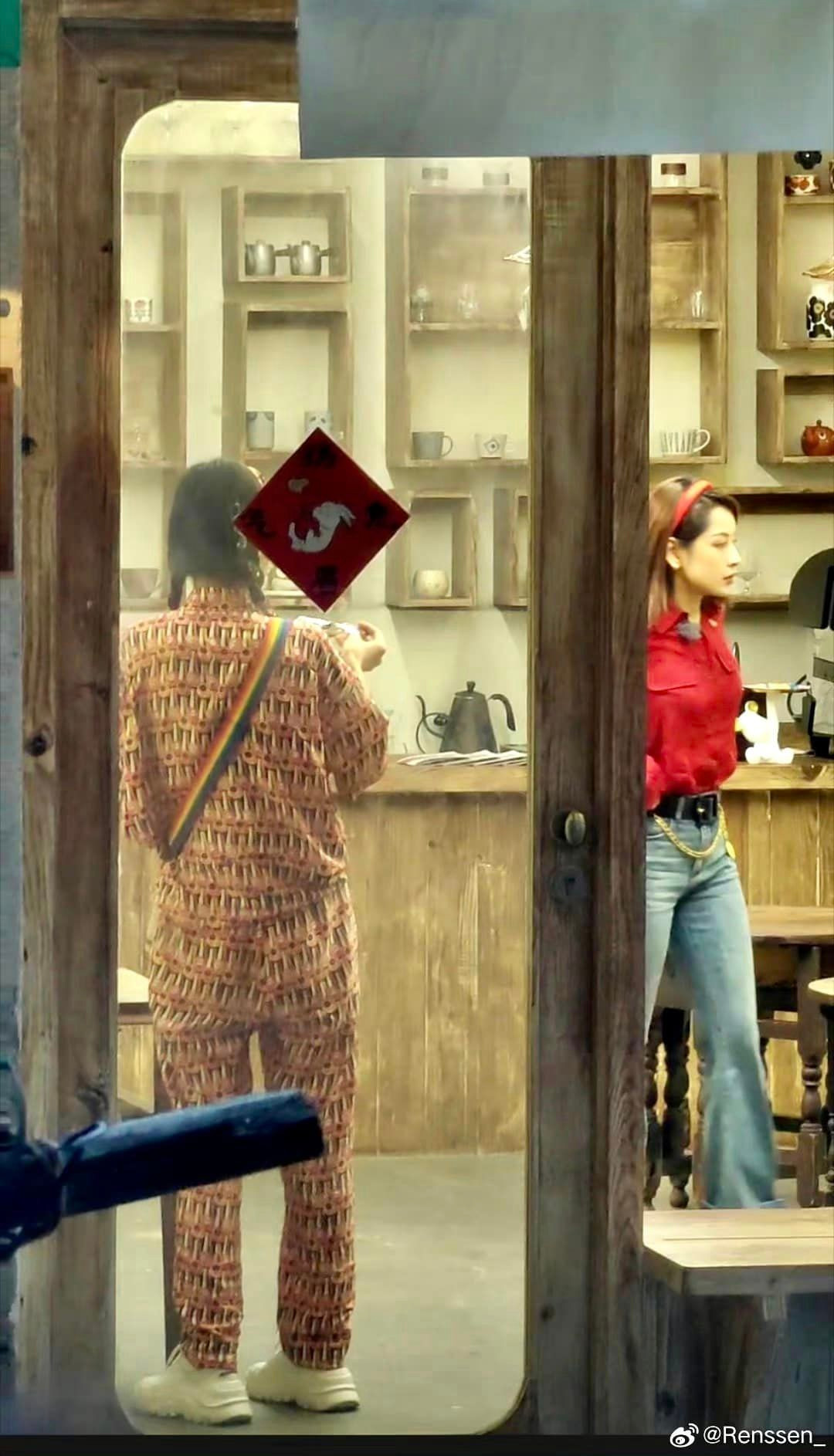 Sợi dây xích được phối ở đai quần không làm set đồ nổi bật hơn mà lại trông rườm rà.