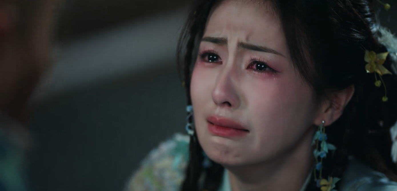 Lão rùa bị Loạn Chu hút quá nhiều linh lực, vẫn không thể qua khỏi. Ông để lại mai rùa cho A Thước, từ từ tan biến trước mặt cô. Lão rùa bị Loạn Chu hút quá nhiều linh lực, vẫn không thể qua khỏi. Ông để lại mai rùa cho A Thước, từ từ tan biến trước mặt cô.