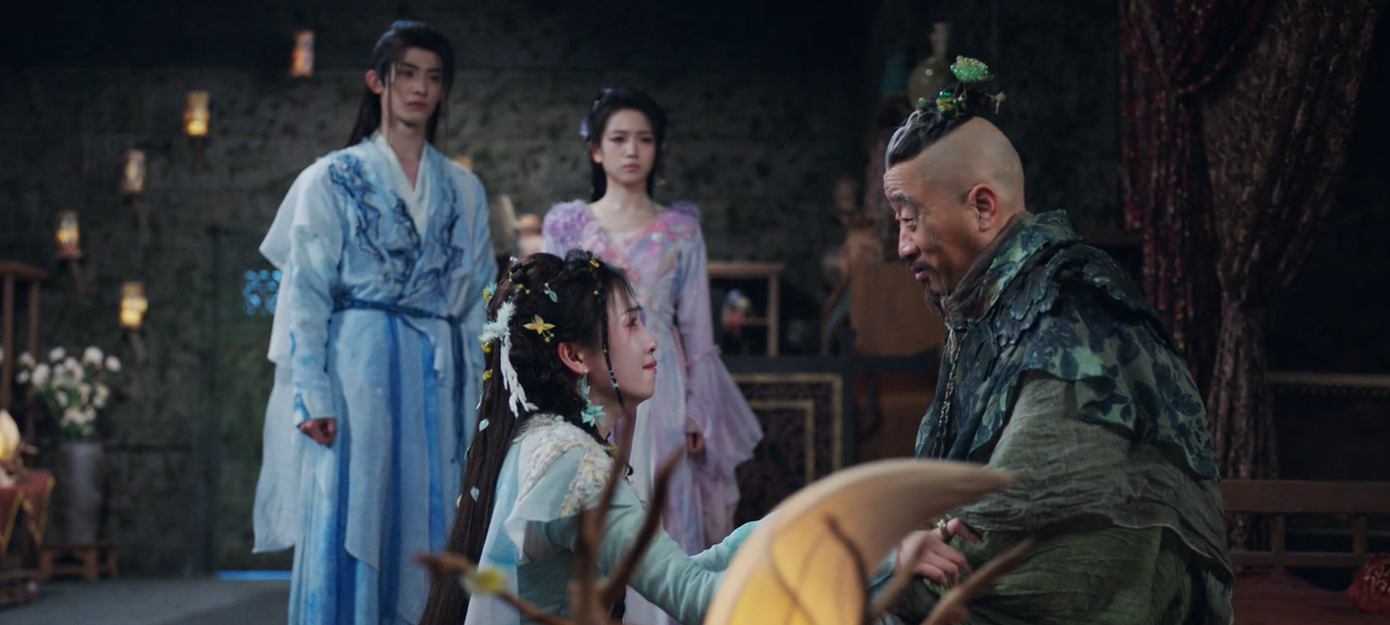 Lão rùa bị Loạn Chu hút quá nhiều linh lực, vẫn không thể qua khỏi. Ông để lại mai rùa cho A Thước, từ từ tan biến trước mặt cô. Lão rùa bị Loạn Chu hút quá nhiều linh lực, vẫn không thể qua khỏi. Ông để lại mai rùa cho A Thước, từ từ tan biến trước mặt cô.