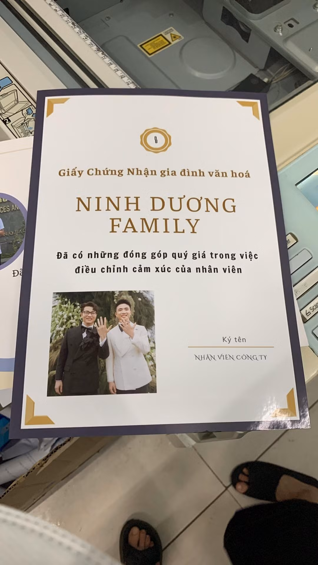 Tại sự kiện tại Lotte Mall Tây Hồ trước đó, một bạn fan đã mang "giấy chứng nhận kết hôn" tới cho Ninh Dương, thì lần này "quạt" khác đã in "giấy chứng nhận gia đình văn hóa". - Ảnh: Mý Chản