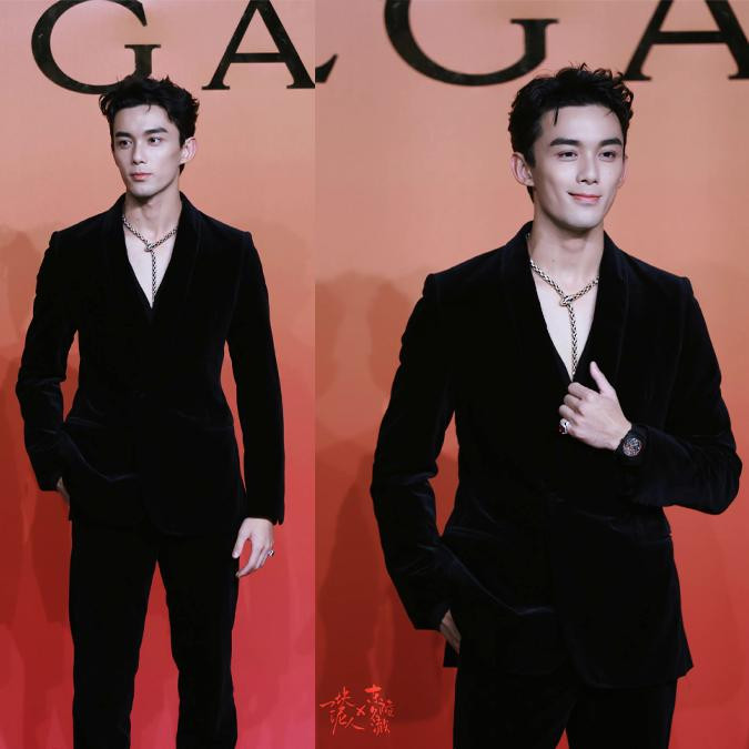 Ngô Lỗi nam tính, lịch lãm nổi bật với chiếc vòng cổ hình rắn của BVLGARI. Ngô Lỗi nam tính, lịch lãm nổi bật với chiếc vòng cổ hình rắn của BVLGARI.