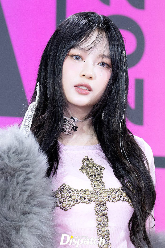 Knet đang nháo nhào với make-up look và trang phục của Hanni và Minji trên thảm đỏ.