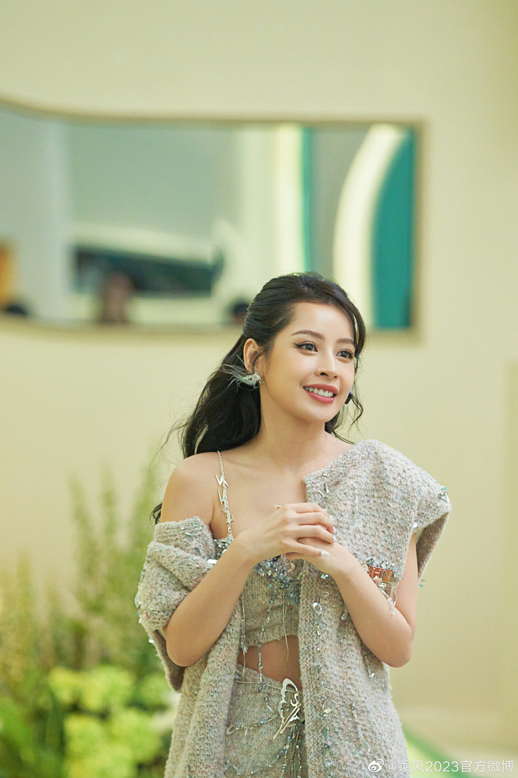 Tạo hình khi ra mắt cùng các "tỷ tỷ" của Chi Pu cũng xuất sắc không kém. Tạo hình khi ra mắt cùng các "tỷ tỷ" của Chi Pu cũng xuất sắc không kém.