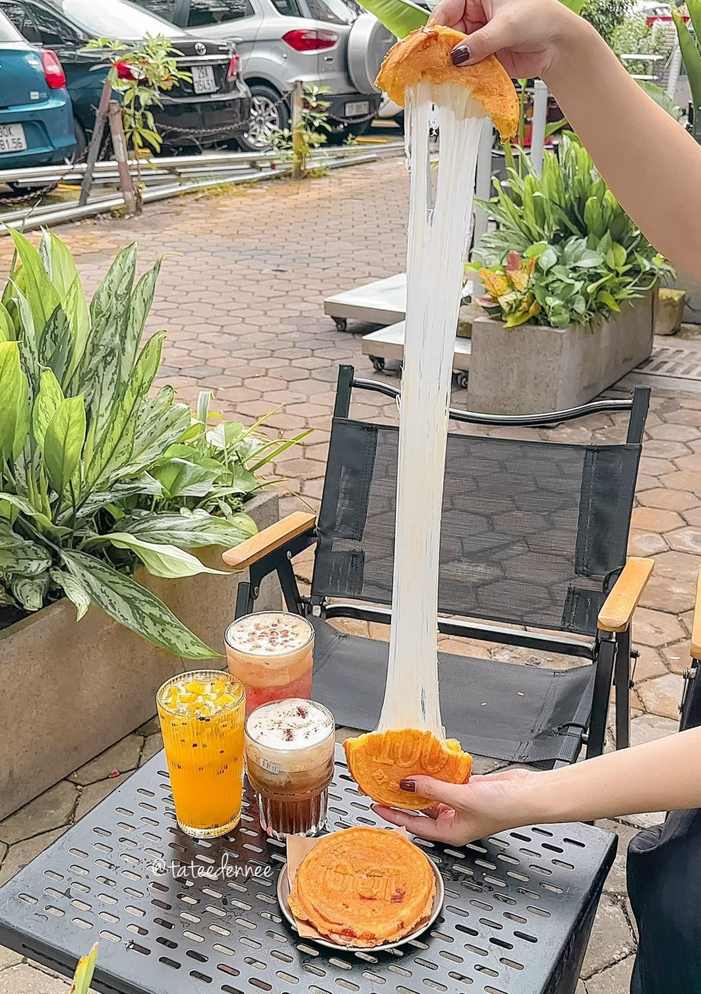 Niềm hạnh phúc khi bẻ đôi bánh, kéo sợi phô mai bên trong là "bùa mê" khiến giới trẻ khó cưỡng lại chiếc bánh này. - Ảnh: FB Dinh Hoang Phuong Thao, IG tateedenee