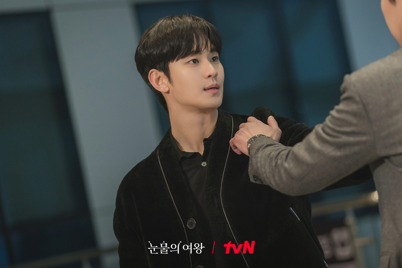 Tuy nhiên, Yoon Eun Sung không chịu lép vế mà lao đến tấn công Baek Hyun Woo. Kết quả là "tổng tài" đã bị "luật sư" "tác động vật lí" bằng một cú đấm điếng người. Tuy nhiên, Yoon Eun Sung không chịu lép vế mà lao đến tấn công Baek Hyun Woo. Kết quả là "tổng tài" đã bị "luật sư" "tác động vật lí" bằng một cú đấm điếng người.