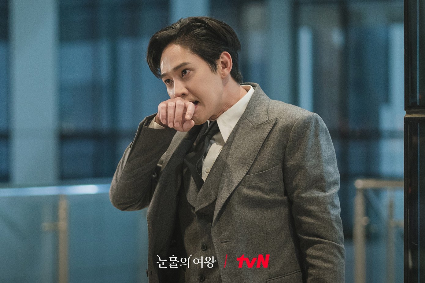 Tuy nhiên, Yoon Eun Sung không chịu lép vế mà lao đến tấn công Baek Hyun Woo. Kết quả là "tổng tài" đã bị "luật sư" "tác động vật lí" bằng một cú đấm điếng người. Tuy nhiên, Yoon Eun Sung không chịu lép vế mà lao đến tấn công Baek Hyun Woo. Kết quả là "tổng tài" đã bị "luật sư" "tác động vật lí" bằng một cú đấm điếng người.