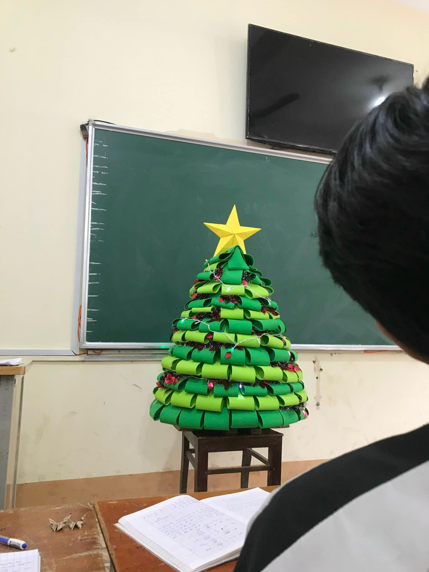 Đổi màu giấy, đổi cách kết hợp màu sắc, sắp xếp tầng giấy, teen đã có một phiên bản cây thông mới. - Ảnh: Thế Đức