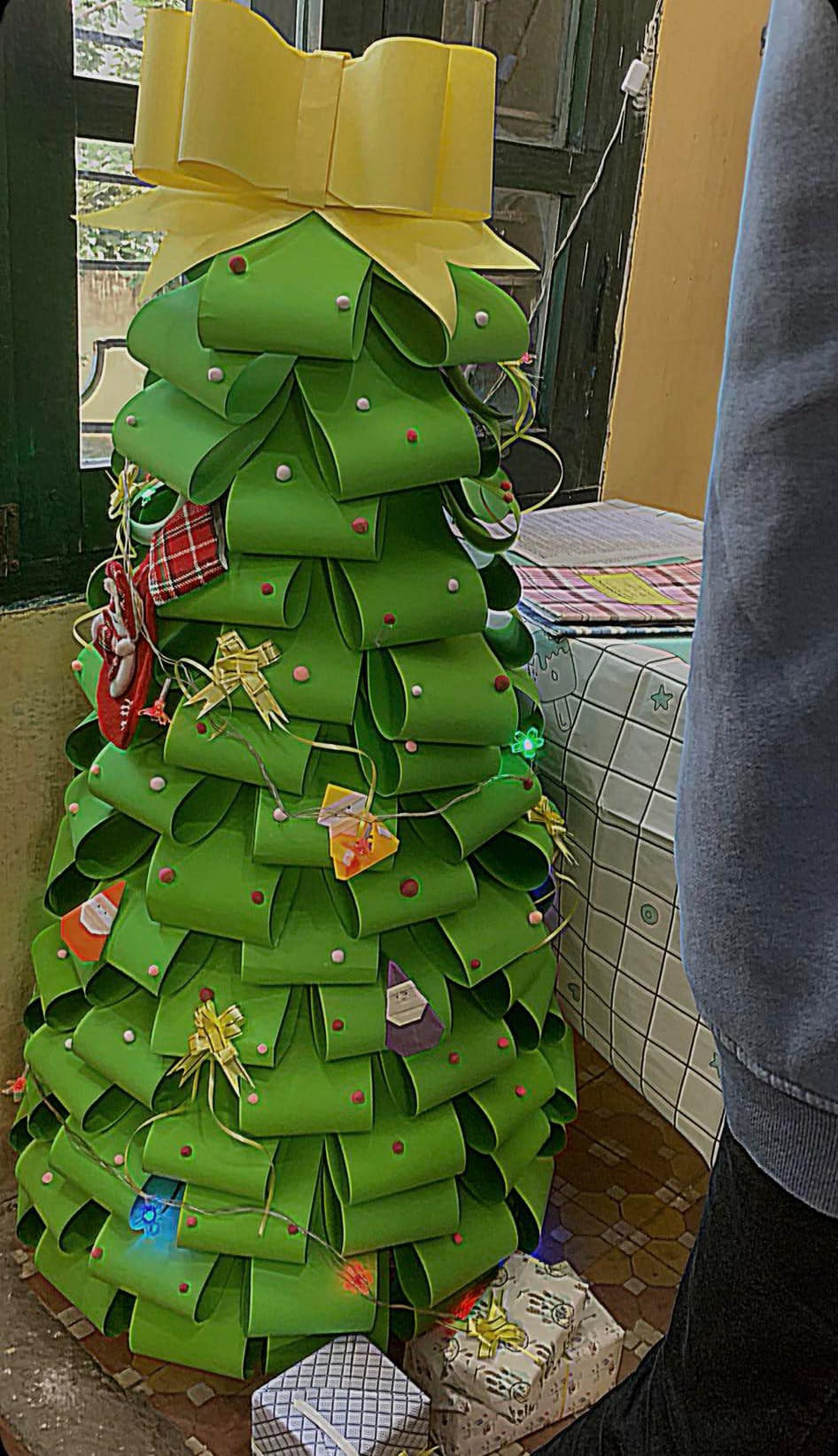 Teen còn đính thêm những viên xốp nhỏ để tạo điểm nhấn. - Ảnh: Nguyen Nhu Quynh