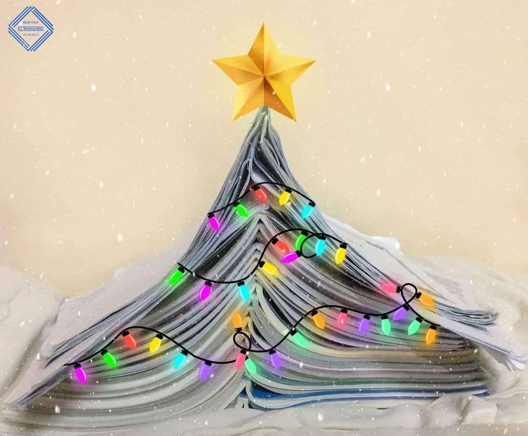 Úp ngược sách, xếp chồng lên nhau thành hình chóp, chụp ảnh, thêm một chút filter và kèm icon Xmas, teen có ngay một cây thông handmade chỉ mất khoảng 5 phút để tạo thành. - Ảnh: CLB kỹ năng LTK
