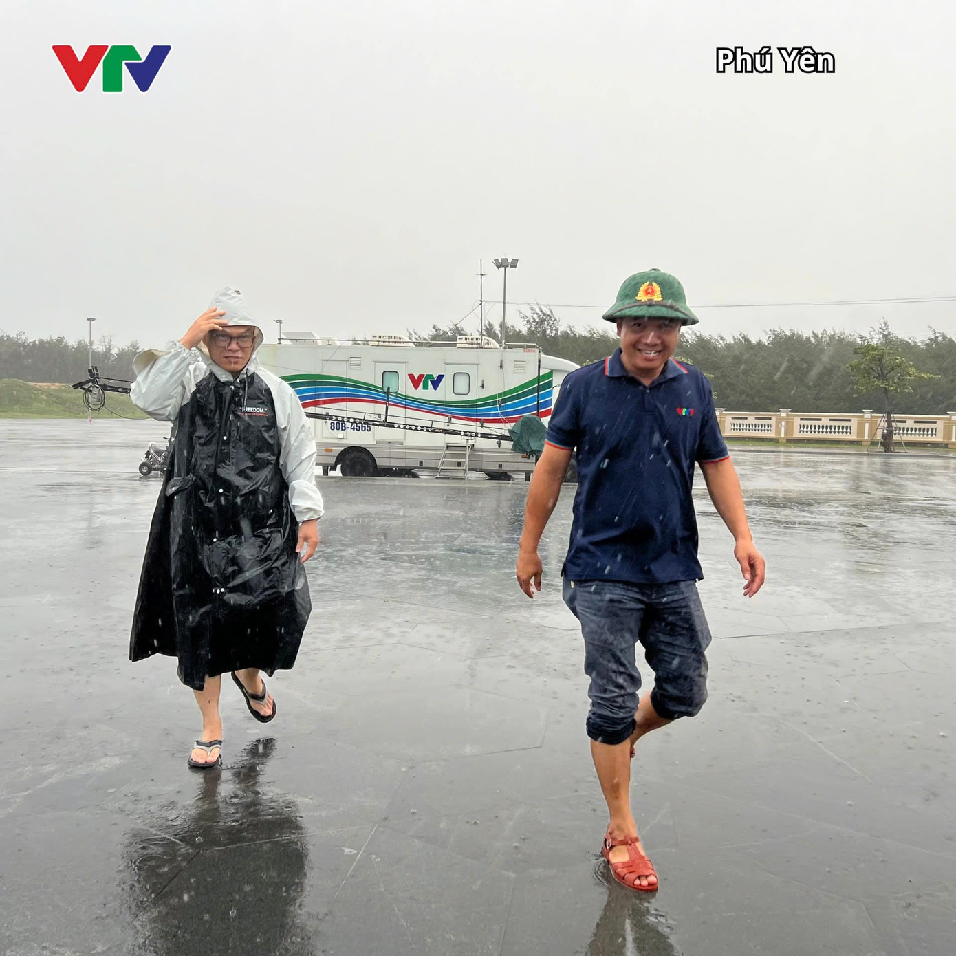 Mưa lớn ở khu vực Quảng trường Nghinh Phong. - Ảnh: Đường lên đỉnh Olympia Mưa lớn ở khu vực Quảng trường Nghinh Phong. - Ảnh: Đường lên đỉnh Olympia