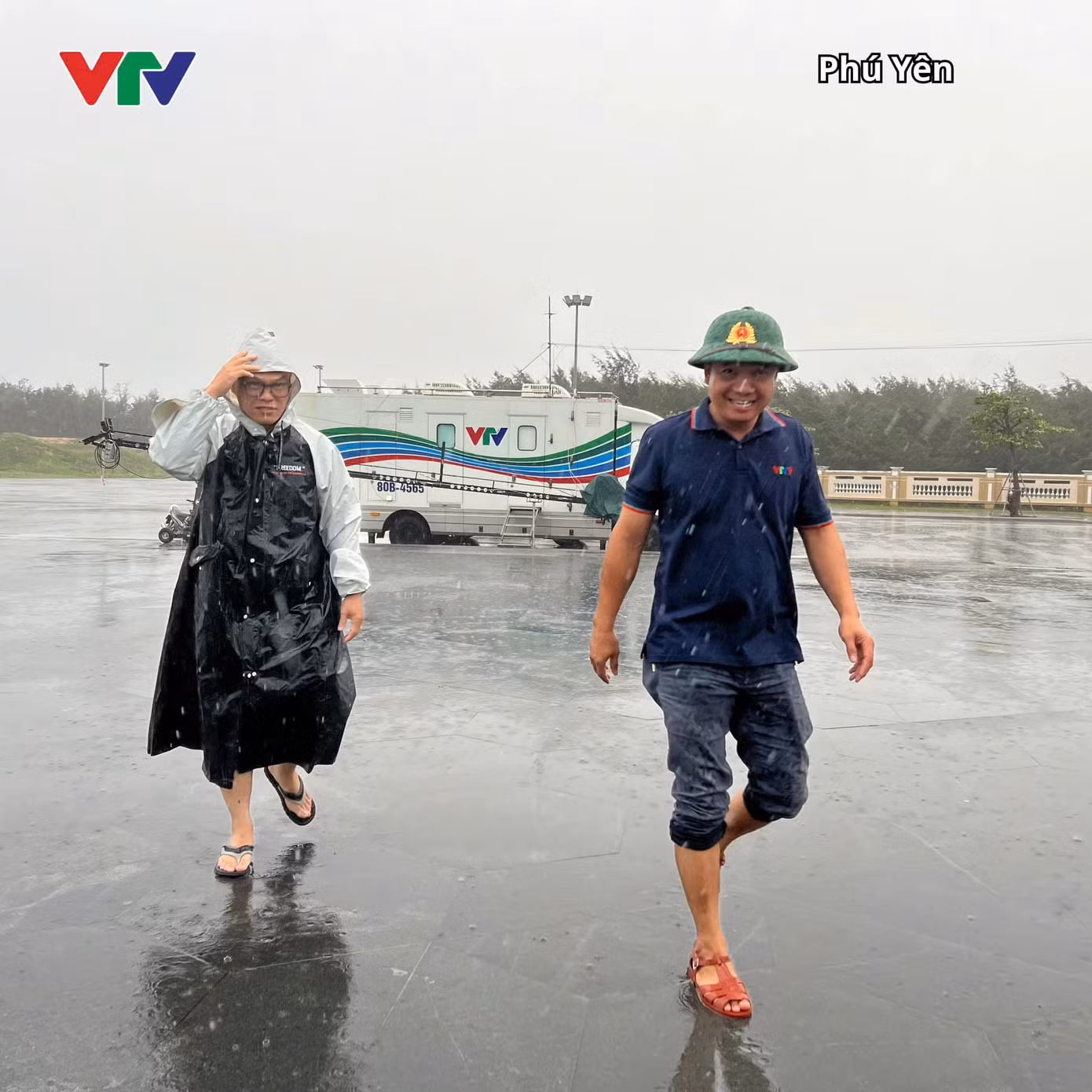 Mưa lớn ở khu vực Quảng trường Nghinh Phong. - Ảnh: Đường lên đỉnh Olympia