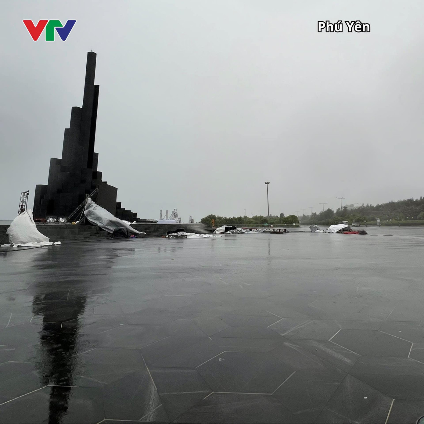 Mưa lớn ở khu vực Quảng trường Nghinh Phong. - Ảnh: Đường lên đỉnh Olympia Mưa lớn ở khu vực Quảng trường Nghinh Phong. - Ảnh: Đường lên đỉnh Olympia