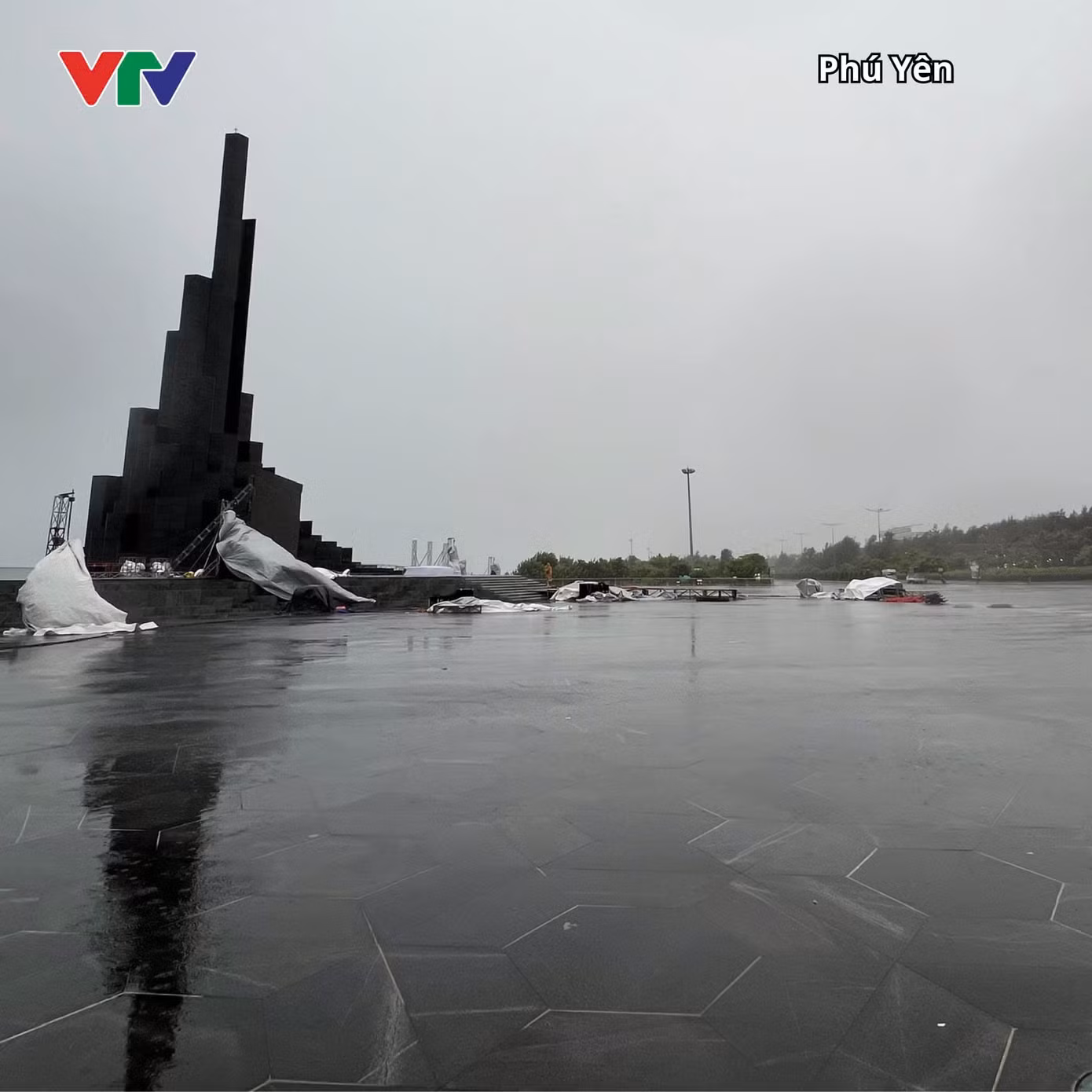 Mưa lớn ở khu vực Quảng trường Nghinh Phong. - Ảnh: Đường lên đỉnh Olympia