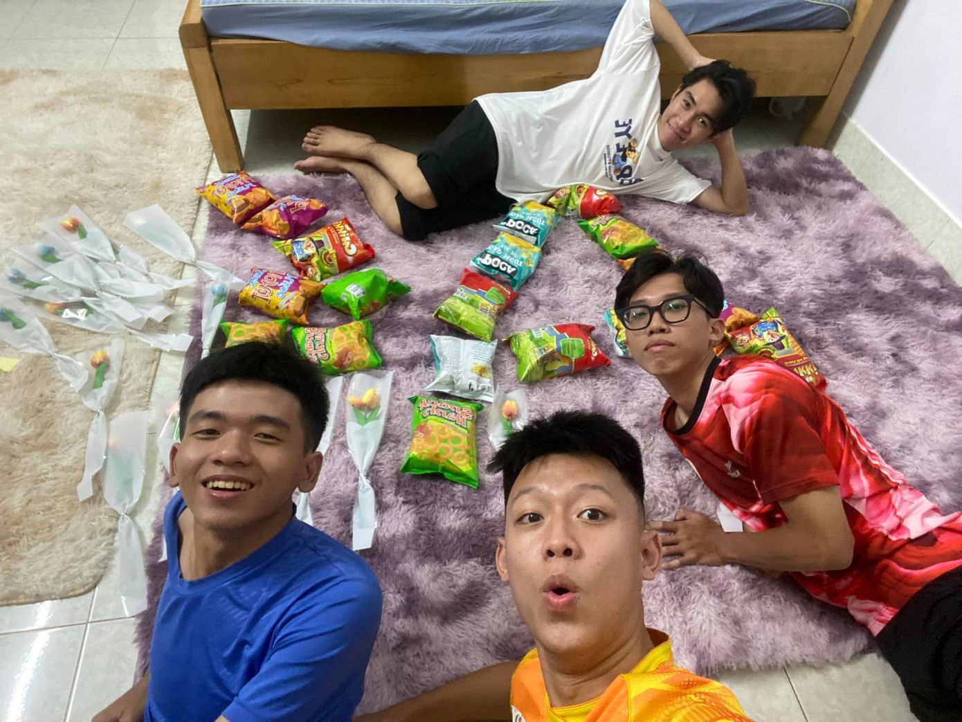 Hậu trường chuẩn bị cũng không kém phần nhí nhố của teen. - Ảnh: Ngọc Huyềnn