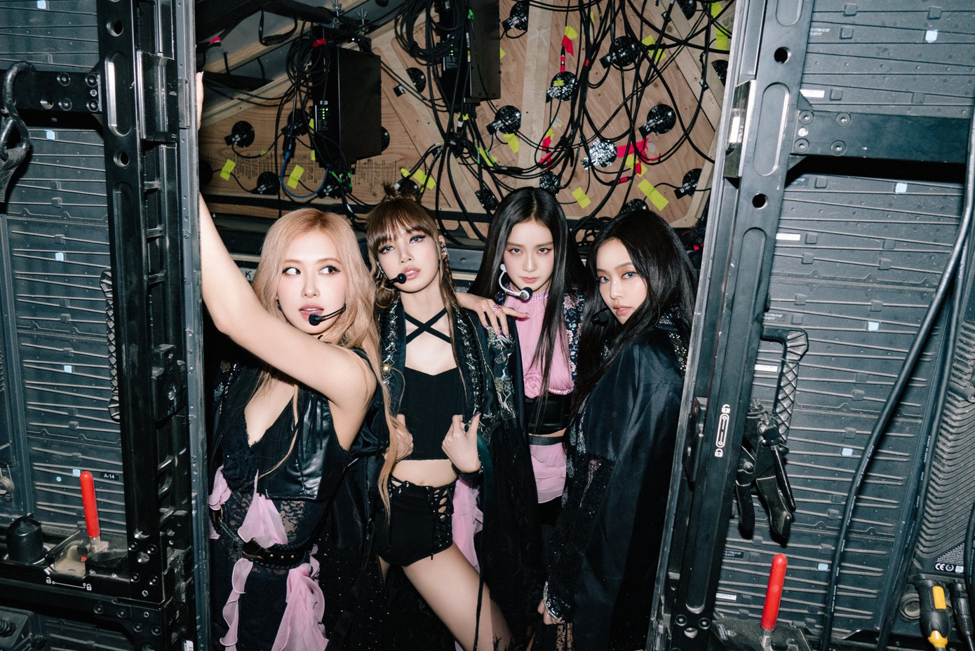 Ảnh hậu trường được YG Ent đăng tải gần đây cũng cho thấy rõ diện mạo của BLACKPINK cùng hanbok được chuẩn bị cho sân khấu Coachella 2023. Ảnh hậu trường được YG Ent đăng tải gần đây cũng cho thấy rõ diện mạo của BLACKPINK cùng hanbok được chuẩn bị cho sân khấu Coachella 2023.