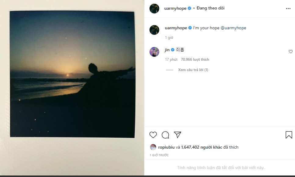 Bài đăng đầu tiên của j-hope sử dụng câu khẩu hiệu giới thiệu quen thuộc: &quot;I&apos;m your hope&quot; (Tôi là hy vọng của các bạn), và vế sau được anh chàng hoàn thiện bằng cách tag tên của chính mình như thay cho lời &quot;You&apos;re my hope&quot; (Các bạn/ ARMY là hy vọng của tôi).