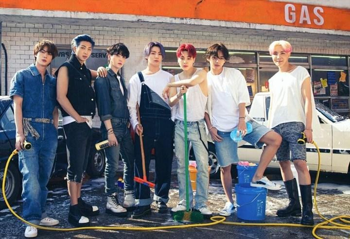 Các ARMY (fandom của BTS) đều cảm thấy may mắn trước quyết định ấm lòng của thần tượng, trong khi bản thân vẫn chưa kịp “cầu nguyện” cho “lời nguyền 7 năm”.