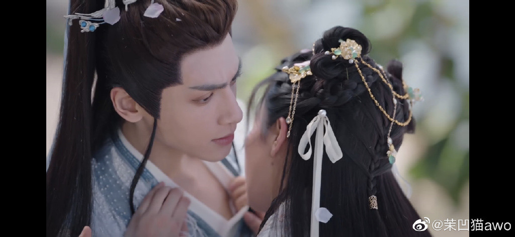 Cnet không ngừng tua lại cảnh Lê Tô Tô hôn lên 6 vết sẹo do đinh tiêu hồn để lại trên ngực Đàm Đài Tẫn, tạo ấn ký để an ủi chàng. Cnet không ngừng tua lại cảnh Lê Tô Tô hôn lên 6 vết sẹo do đinh tiêu hồn để lại trên ngực Đàm Đài Tẫn, tạo ấn ký để an ủi chàng.