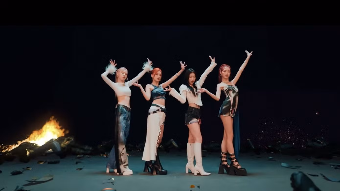 ITZY kết màn với dáng pose đội vương miện đã thành thương hiệu riêng.