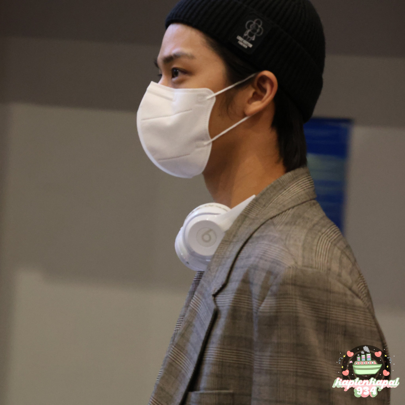 Bae Jinyoung (CIX) qua ống kính của fan tại sân bay.