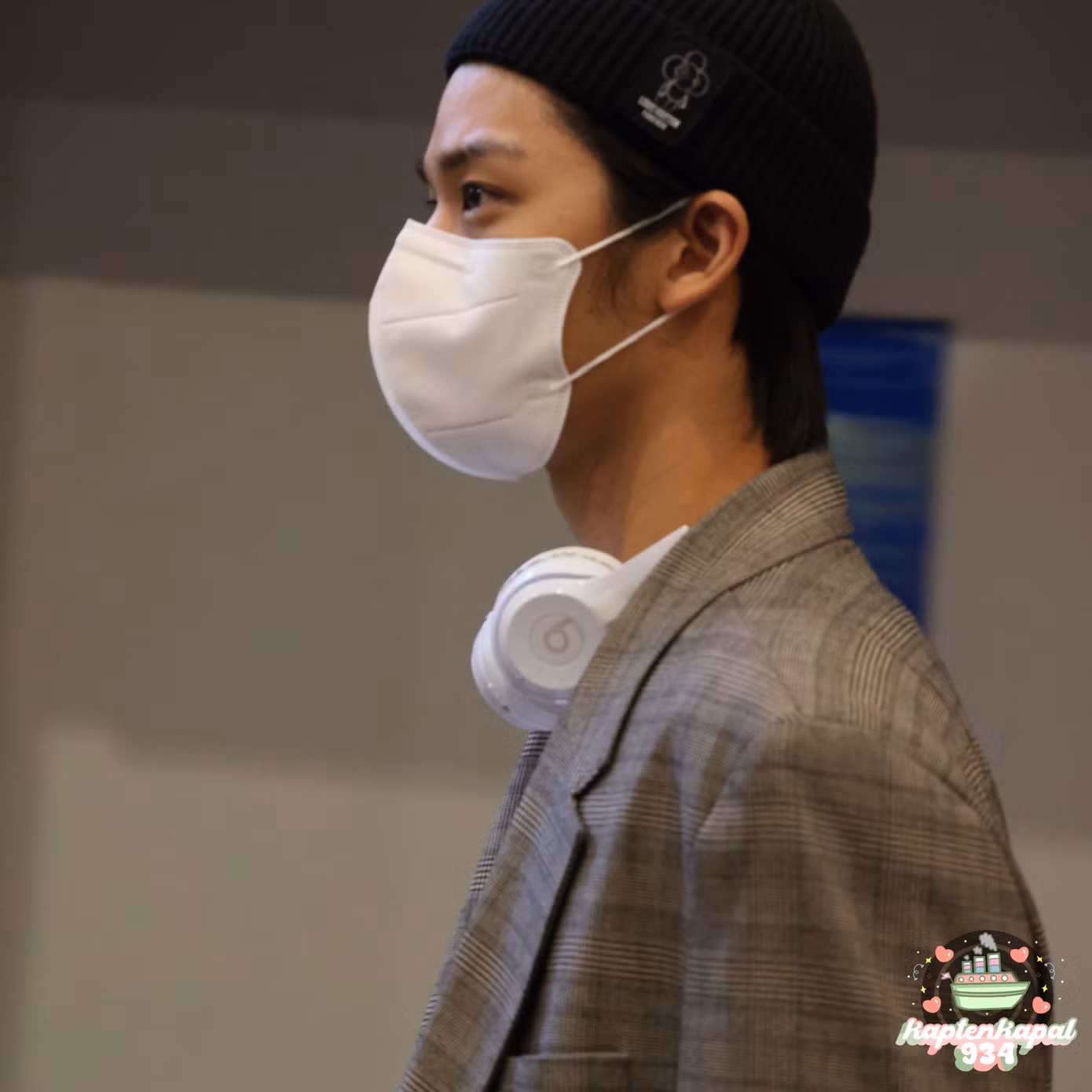 Bae Jinyoung (CIX) qua ống kính của fan tại sân bay. Bae Jinyoung (CIX) qua ống kính của fan tại sân bay.