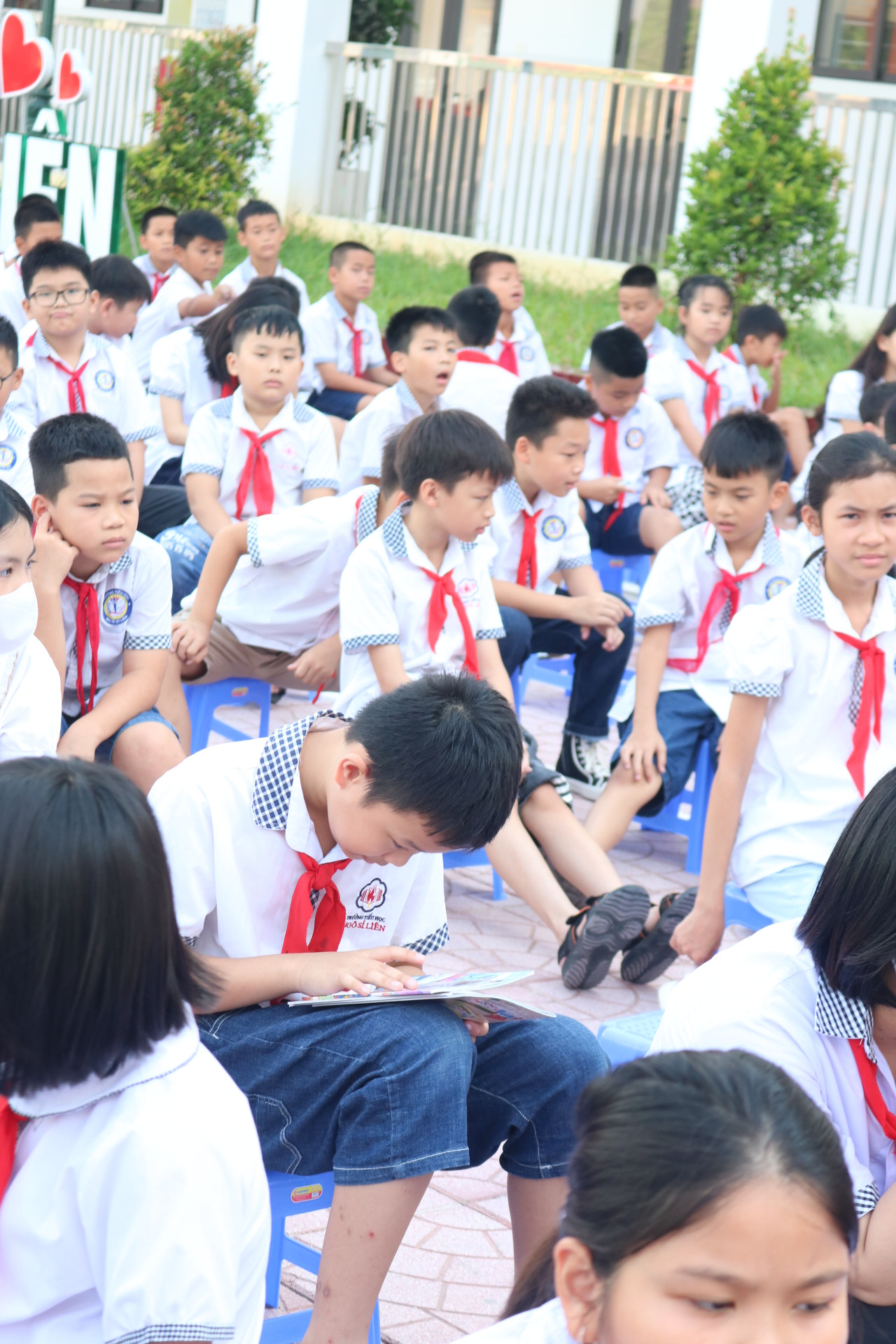 Cậu bạn này còn giơ tay từ trước cả khi câu hỏi được đưa ra, tràn đầy khí thế và tự tin để tiến lên sân khấu. Và đây là biểu cảm thỏa mãn, chăm chú ngắm nghía thành quả nhỏ sau khi hoàn thành phần chia sẻ của cậu bạn. Cậu bạn này còn giơ tay từ trước cả khi câu hỏi được đưa ra, tràn đầy khí thế và tự tin để tiến lên sân khấu. Và đây là biểu cảm thỏa mãn, chăm chú ngắm nghía thành quả nhỏ sau khi hoàn thành phần chia sẻ của cậu bạn.