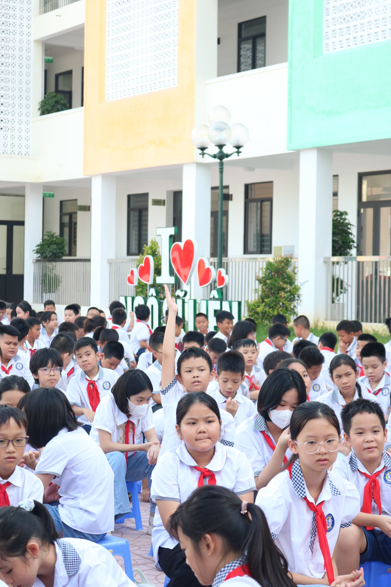 Cậu bạn này còn giơ tay từ trước cả khi câu hỏi được đưa ra, tràn đầy khí thế và tự tin để tiến lên sân khấu. Và đây là biểu cảm thỏa mãn, chăm chú ngắm nghía thành quả nhỏ sau khi hoàn thành phần chia sẻ của cậu bạn. Cậu bạn này còn giơ tay từ trước cả khi câu hỏi được đưa ra, tràn đầy khí thế và tự tin để tiến lên sân khấu. Và đây là biểu cảm thỏa mãn, chăm chú ngắm nghía thành quả nhỏ sau khi hoàn thành phần chia sẻ của cậu bạn.