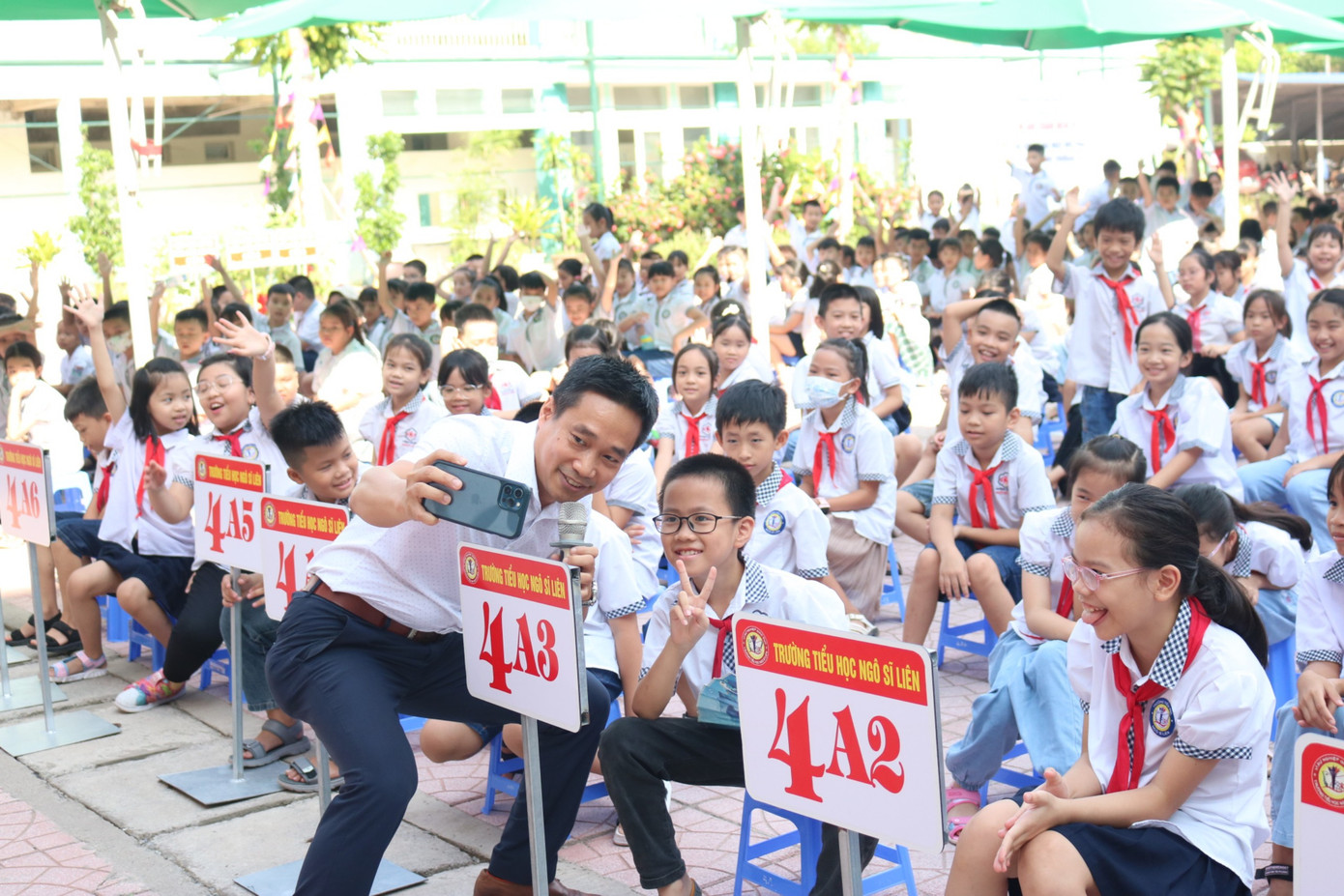 Tình huống phải làm sao khi người lạ xin selfie được cậu bạn Nguyễn Xuân Phúc (lớp 4A3) xử lý "cực mượt" cùng chuyên gia. Tình huống phải làm sao khi người lạ xin selfie được cậu bạn Nguyễn Xuân Phúc (lớp 4A3) xử lý "cực mượt" cùng chuyên gia.