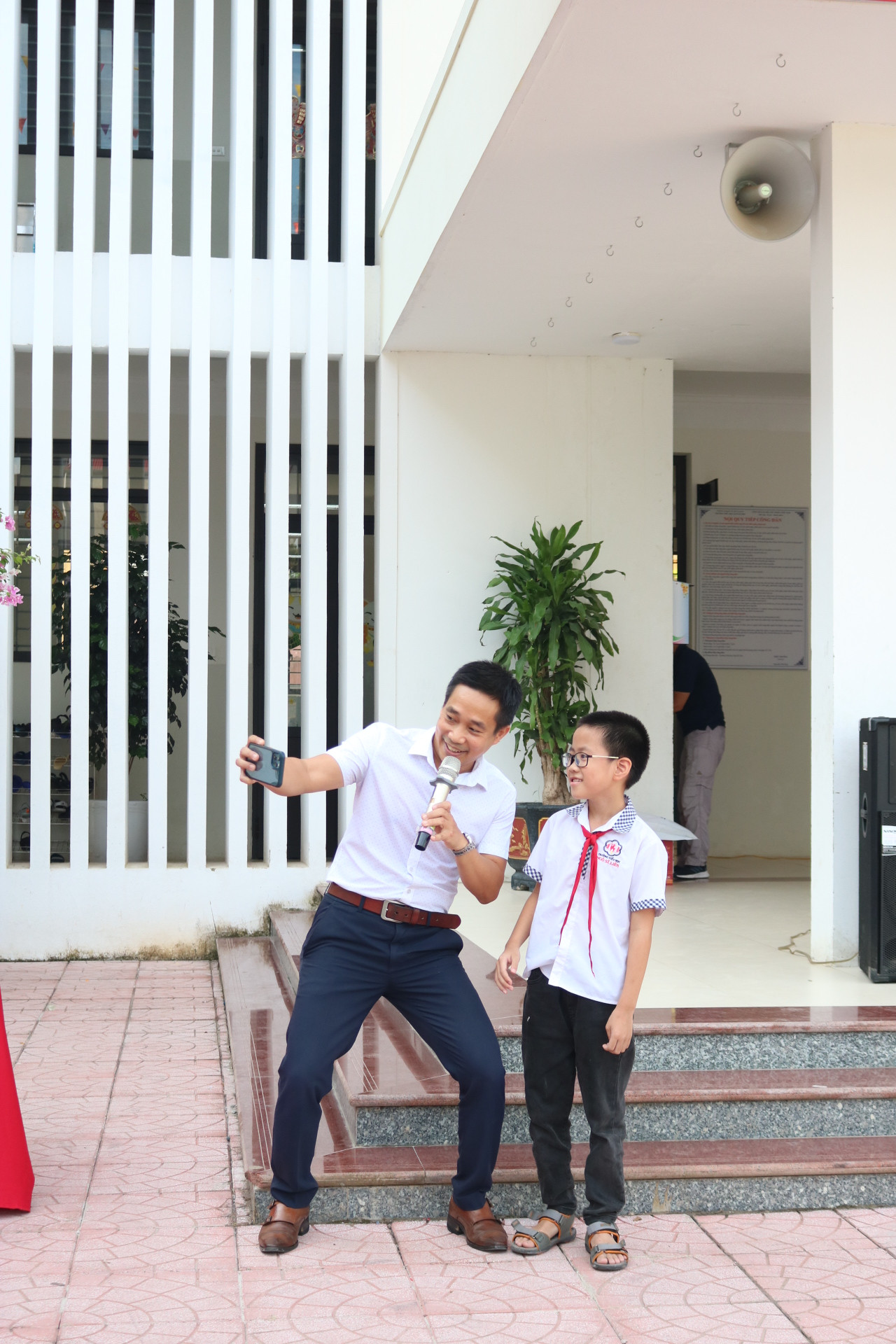 Tình huống phải làm sao khi người lạ xin selfie được cậu bạn Nguyễn Xuân Phúc (lớp 4A3) xử lý "cực mượt" cùng chuyên gia. Tình huống phải làm sao khi người lạ xin selfie được cậu bạn Nguyễn Xuân Phúc (lớp 4A3) xử lý "cực mượt" cùng chuyên gia.