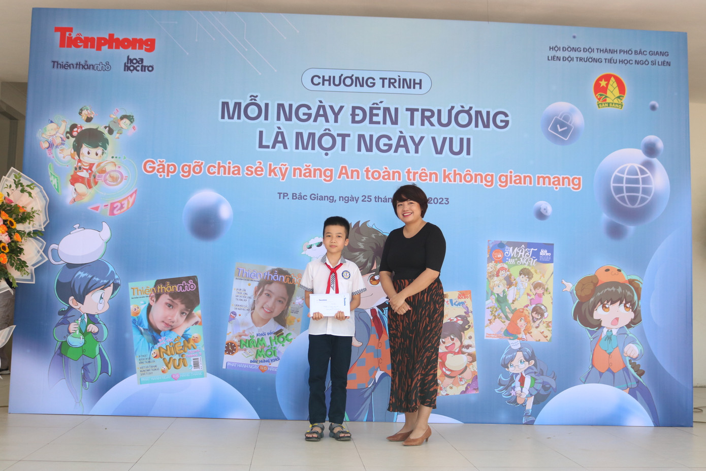 Bạn Nguyễn Quốc Anh, nam sinh lớp 5A8 là học sinh có thành tích tiêu biểu của trường nhận suất được học bổng của báo. Bạn Nguyễn Quốc Anh, nam sinh lớp 5A8 là học sinh có thành tích tiêu biểu của trường nhận suất được học bổng của báo.