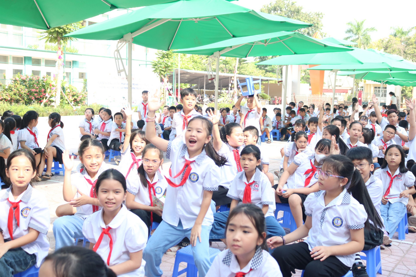 Ở một góc khác, cô bạn này thậm chí còn hét lớn "con" và nhảy lên để có cơ hội lên sân khấu chia sẻ kiến thức. Ở một góc khác, cô bạn này thậm chí còn hét lớn "con" và nhảy lên để có cơ hội lên sân khấu chia sẻ kiến thức.