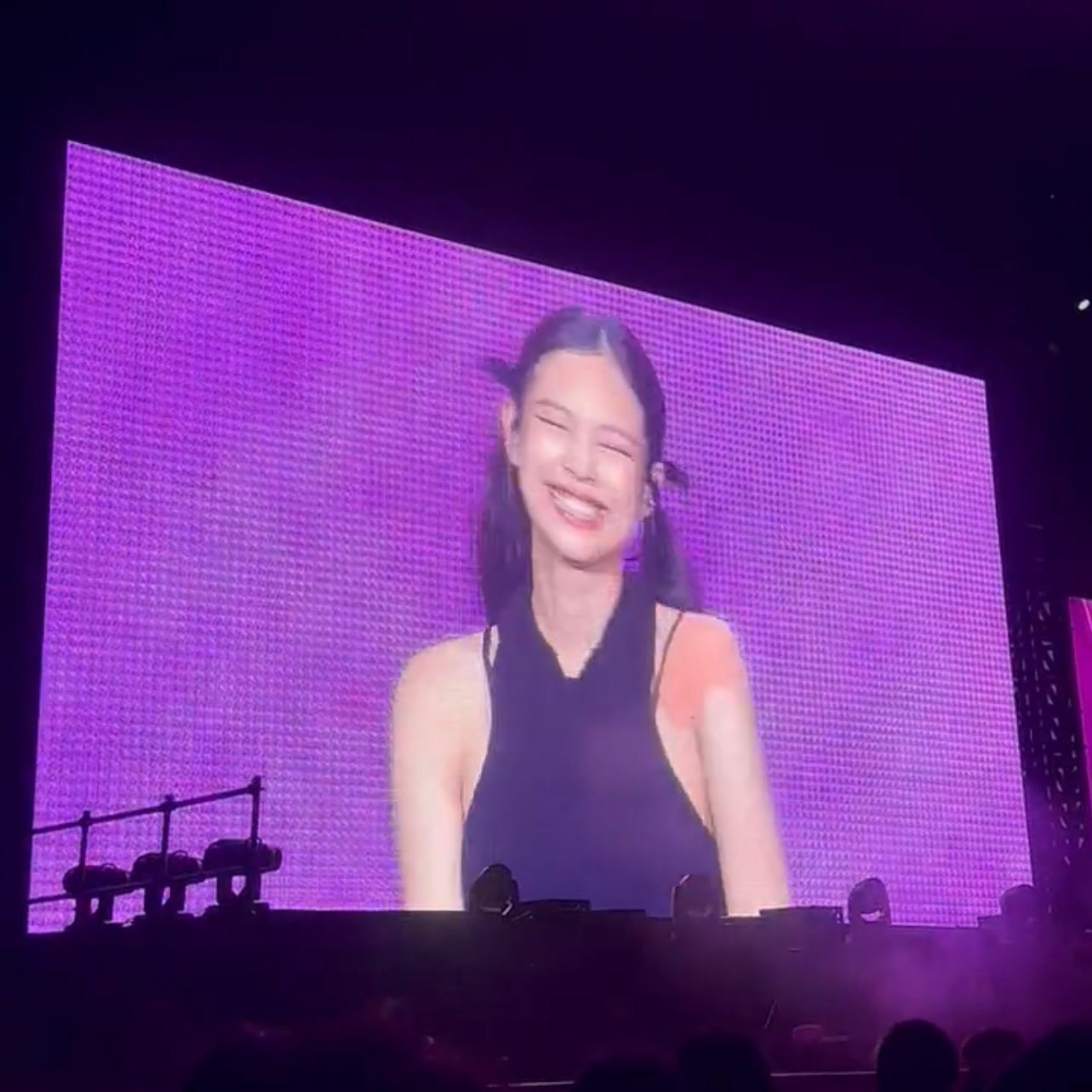 Jennie sử dụng băng dán trên vai khi biểu diễn tại concert thời gian gần đây.