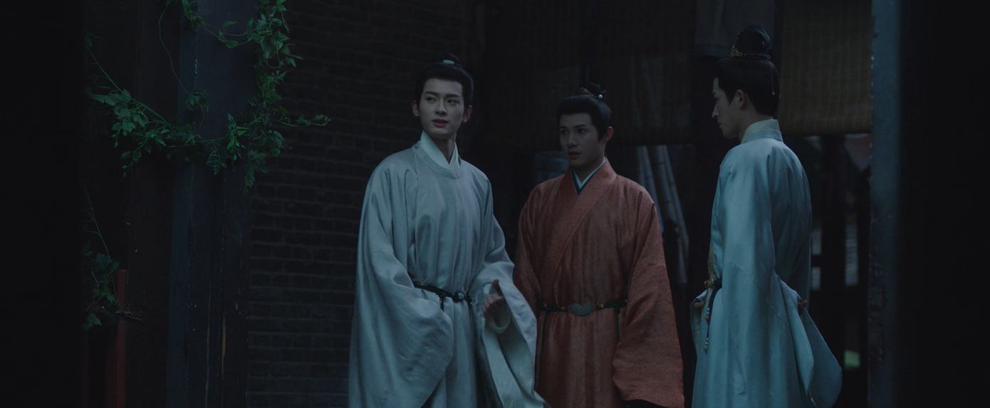 Bình an ra ngoài thì Đỗ Ngưỡng Hi gặp được Sài An (Vương Tinh Việt) và Phạm Lương Hàn (Hoàng Thánh Trì). Chàng kiếm cớ "đuổi khéo" em rể hai đi, cùng rể ba bàn kế sách. Bình an ra ngoài thì Đỗ Ngưỡng Hi gặp được Sài An (Vương Tinh Việt) và Phạm Lương Hàn (Hoàng Thánh Trì). Chàng kiếm cớ "đuổi khéo" em rể hai đi, cùng rể ba bàn kế sách.