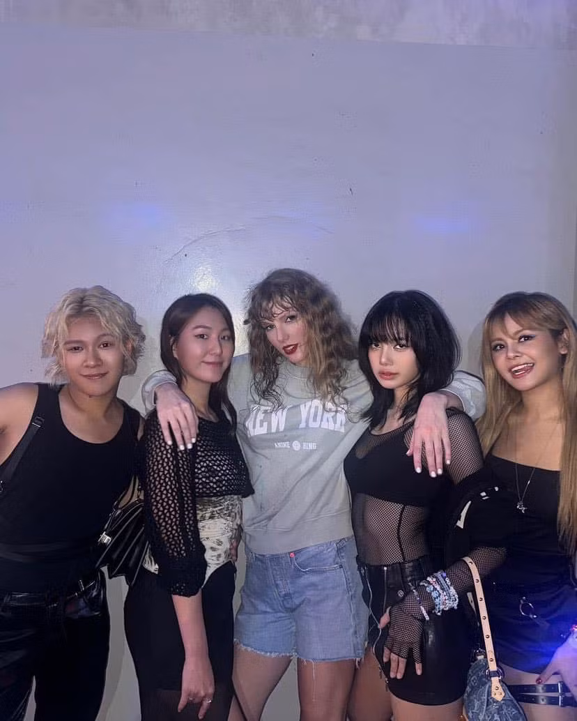 Sau khoảng 4 giờ đăng tải, bài viết của Lisa vượt hơn 4,4 triệu lượt thả tim. Ca sĩ Sabrina Carpenter cũng nói lời yêu của Lisa bên dưới bài viết. Sau khoảng 4 giờ đăng tải, bài viết của Lisa vượt hơn 4,4 triệu lượt thả tim. Ca sĩ Sabrina Carpenter cũng nói lời yêu của Lisa bên dưới bài viết.