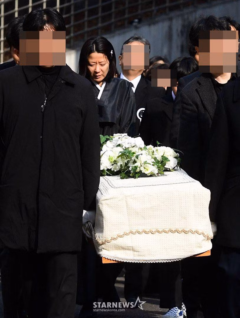 Lee Sun Kyun và Jeon Hye Jin kết hôn năm 2009 và có với nhau 2 con trai. Lee Sun Kyun và Jeon Hye Jin kết hôn năm 2009 và có với nhau 2 con trai.