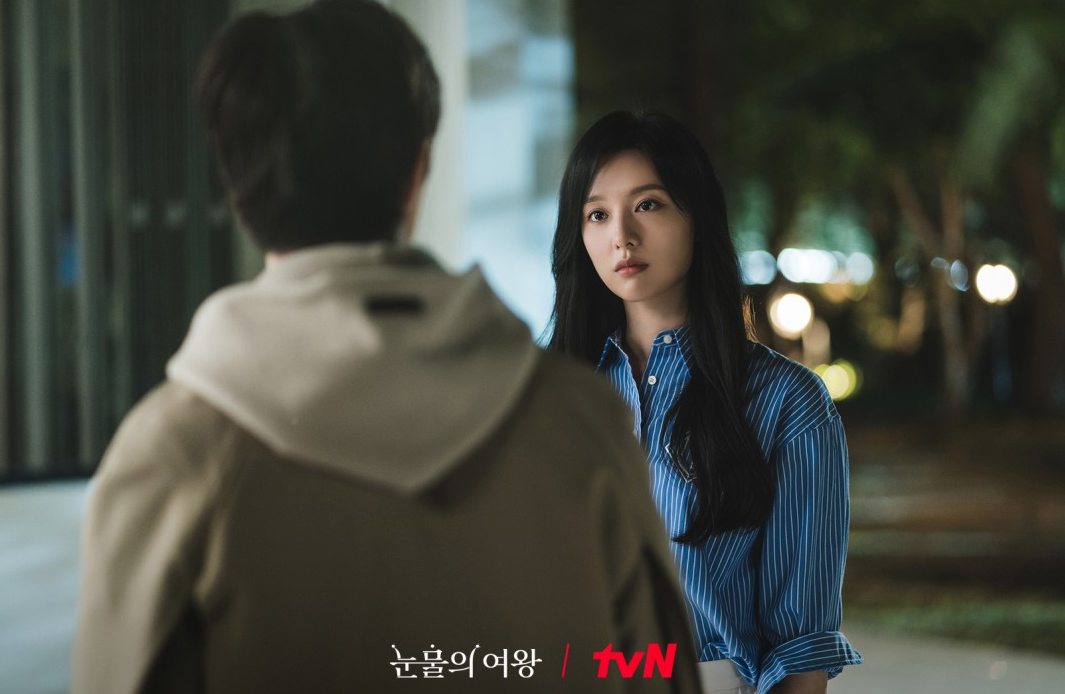 Hong Hae In cũng yêu và quan tâm nhiều tới Hyun Woo, cô tỉ mỉ chọn hình của anh trong bài báo, cũng dằn mặt em trai dám khinh thường Hyun Woo. Nhưng cô lại làm trong thầm lặng khiến chồng không thể cảm nhận được tình cảm của cô. Hong Hae In cũng yêu và quan tâm nhiều tới Hyun Woo, cô tỉ mỉ chọn hình của anh trong bài báo, cũng dằn mặt em trai dám khinh thường Hyun Woo. Nhưng cô lại làm trong thầm lặng khiến chồng không thể cảm nhận được tình cảm của cô.