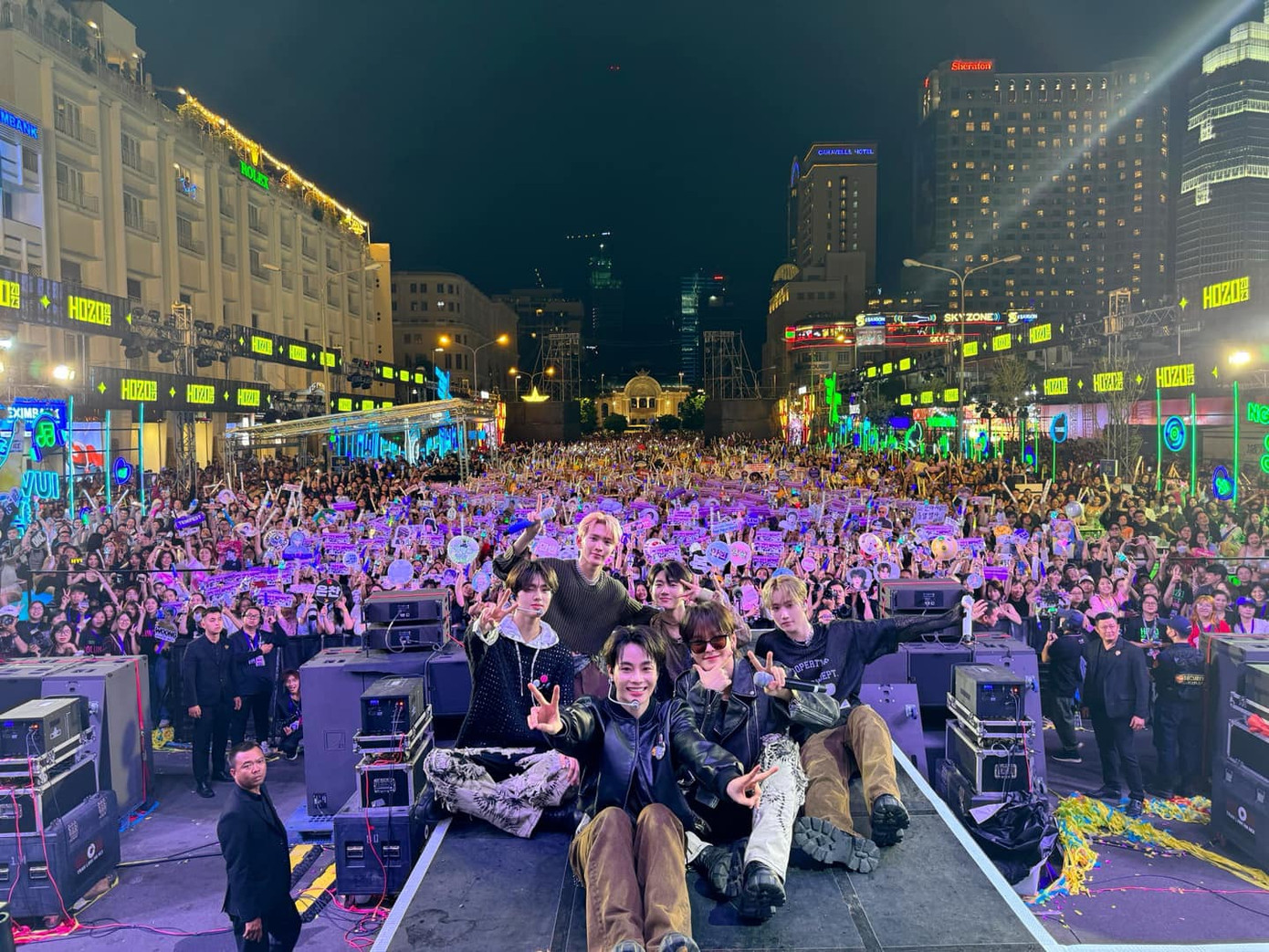 TEMPEST đã cùng nhau đem đến màn trình diễn bùng nổ trong gần 1 tiếng đồng hồ. Hanbin chủ động làm MC kiêm phiên dịch viên để hỗ trợ nhóm giao lưu cùng khán giả. TEMPEST đã cùng nhau đem đến màn trình diễn bùng nổ trong gần 1 tiếng đồng hồ. Hanbin chủ động làm MC kiêm phiên dịch viên để hỗ trợ nhóm giao lưu cùng khán giả.