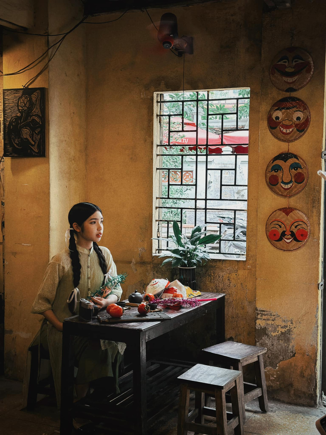 Không gian tại Căng-tin giúp bạn cảm giác như "tua ngược" về Hà Nội những năm đầu thế kỷ XX. Không gian tại Căng-tin giúp bạn cảm giác như "tua ngược" về Hà Nội những năm đầu thế kỷ XX.