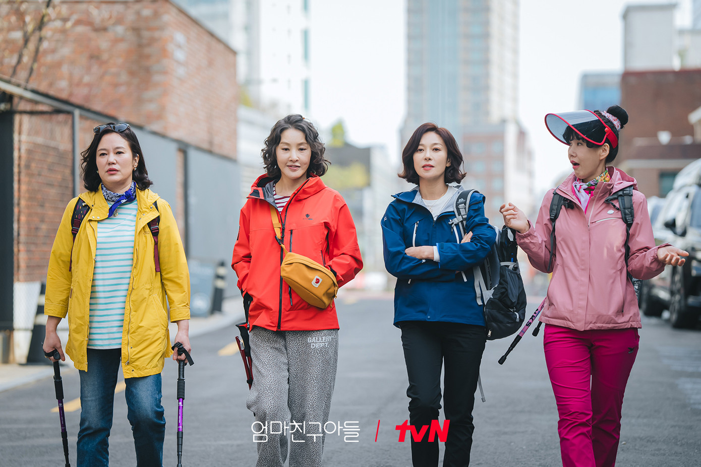 Màn ra mắt của các mẹ khiến không khí tràn ngập tiếng cười ngay từ đầu.