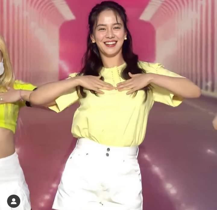 "Mợ ngố" trẻ trung, lém lỉnh với Rollin’. Tuy còn quên bài đôi chỗ nhưng vì quá xinh nên “mợ” được tha thứ. - Ảnh: songjihyointernational "Mợ ngố" trẻ trung, lém lỉnh với Rollin’. Tuy còn quên bài đôi chỗ nhưng vì quá xinh nên “mợ” được tha thứ. - Ảnh: songjihyointernational