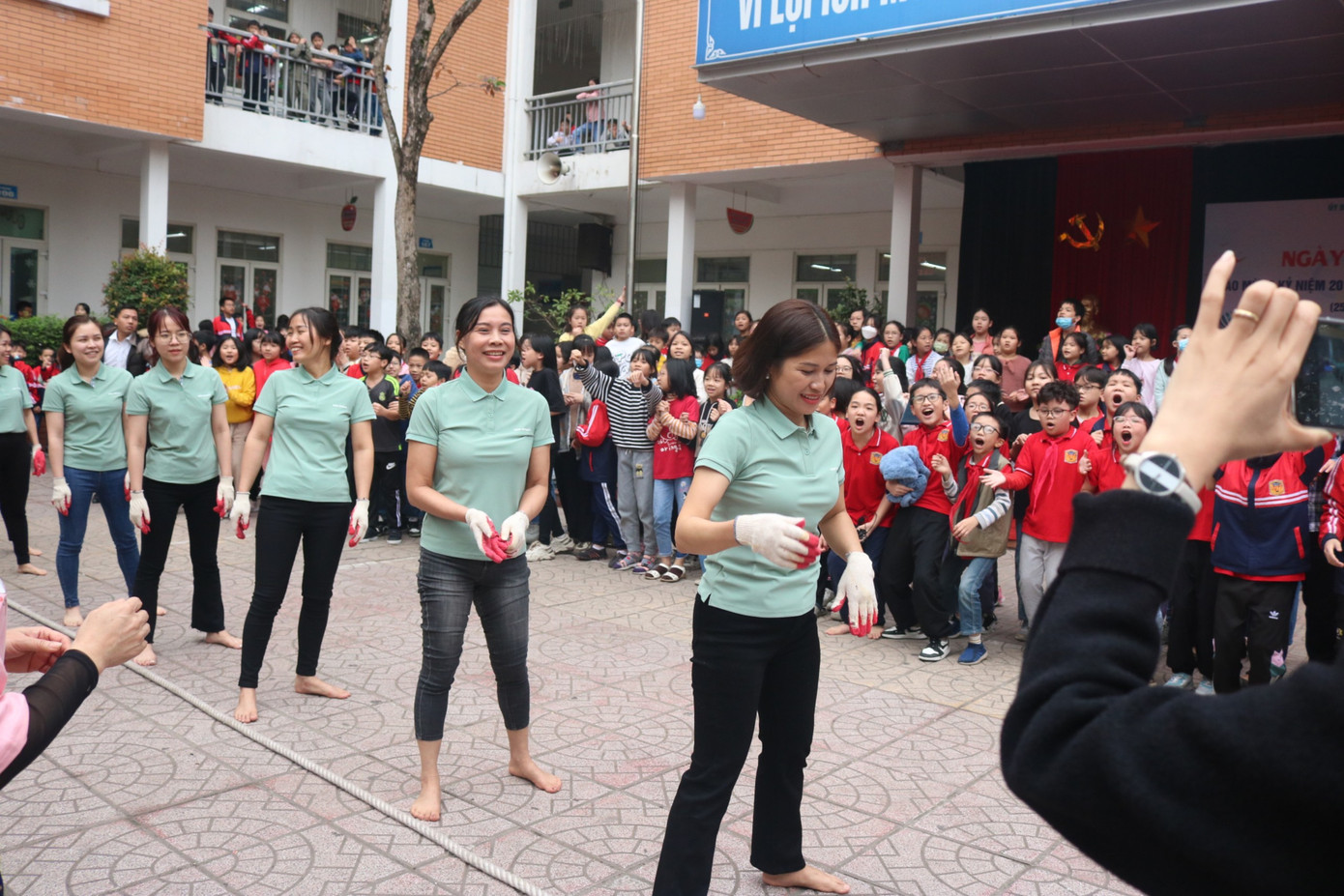 Không chỉ các bạn học sinh, mà các thầy cô, cán bộ nhà trường cũng &quot;lập team&quot; thi đấu, xung quanh là tiếng hò vang cổ vũ của tween.