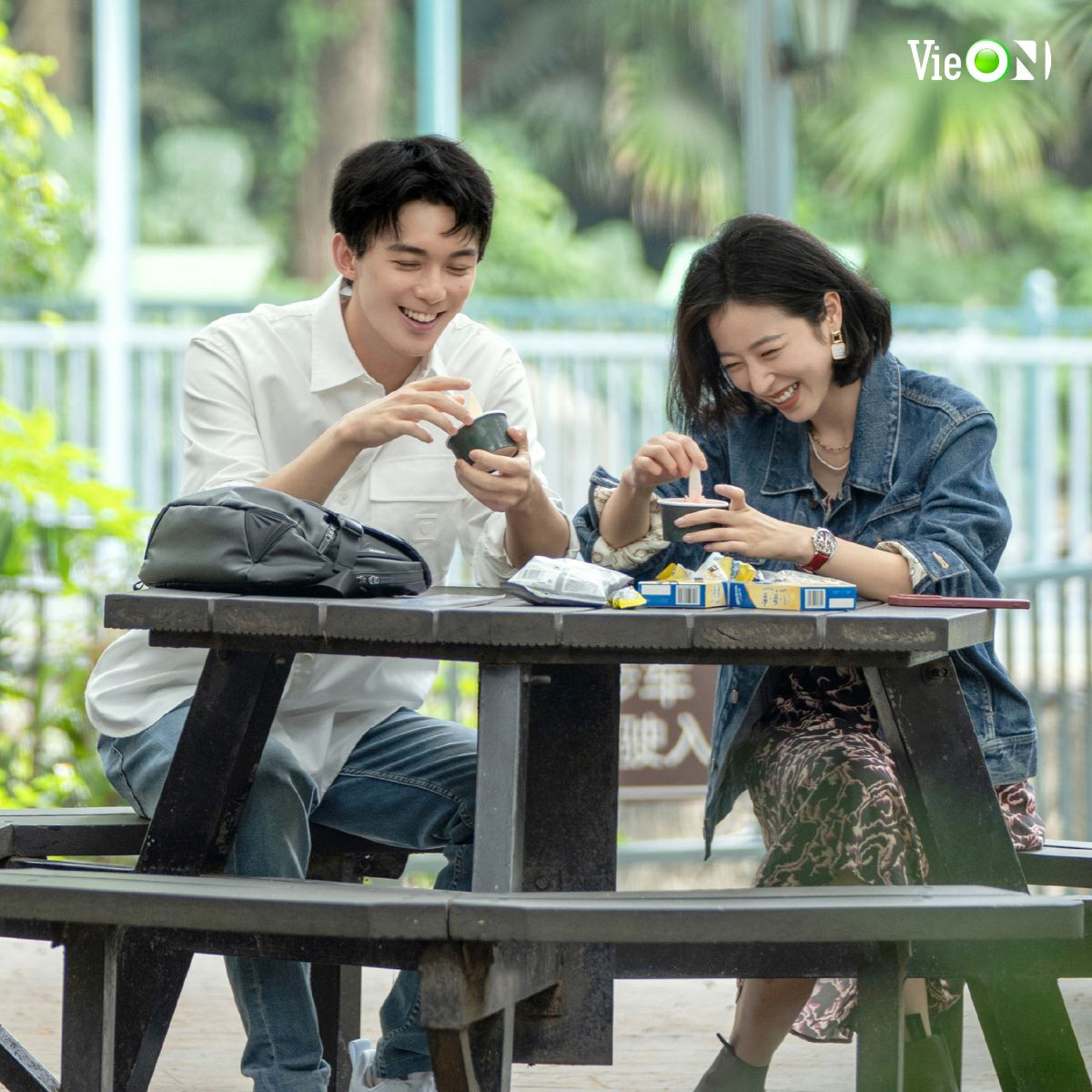 Từ những cái ôm, ngồi nói chuyện hay ăn uống cùng nhau... không cần quá nhiều cử chỉ thân mật, nhưng khán giả vẫn cảm giác được sự &quot;ngọt lịm&quot; tỏa ra từ mỗi khung hình mà Châu Vũ Đồng - Ngô Lỗi cùng xuất hiện.